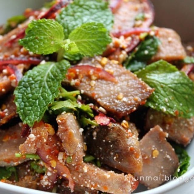 B8.Spicy E-Sarn Salad (Nam Tok).